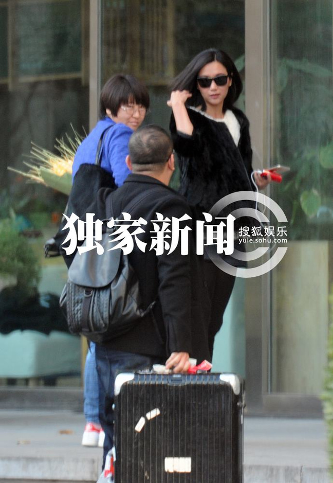 徐静蕾参加活动收大麦花 开心合不拢嘴