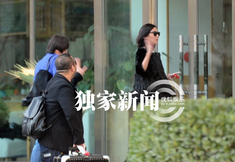 徐静蕾参加活动收大麦花 开心合不拢嘴 徐静蕾参加活动收大麦花 开心合不拢嘴