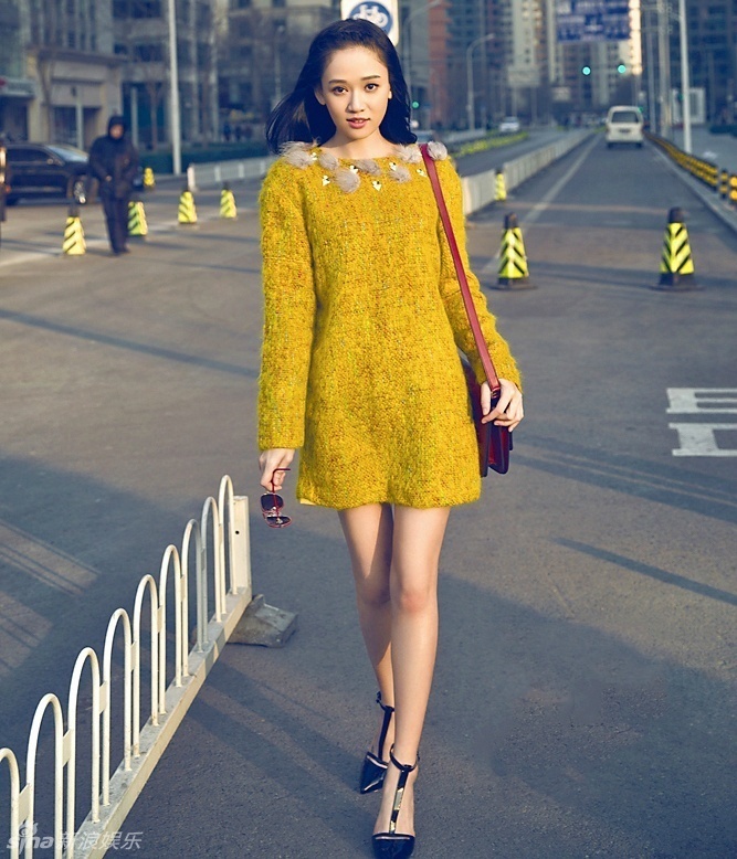 陈乔恩寒冬短裙光腿惹眼 身后大衣哥看呆