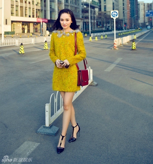 陈乔恩寒冬短裙光腿惹眼 身后大衣哥看呆
