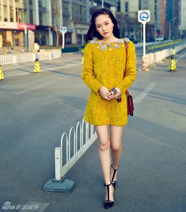 陈乔恩寒冬短裙光腿惹眼 身后大衣哥看呆