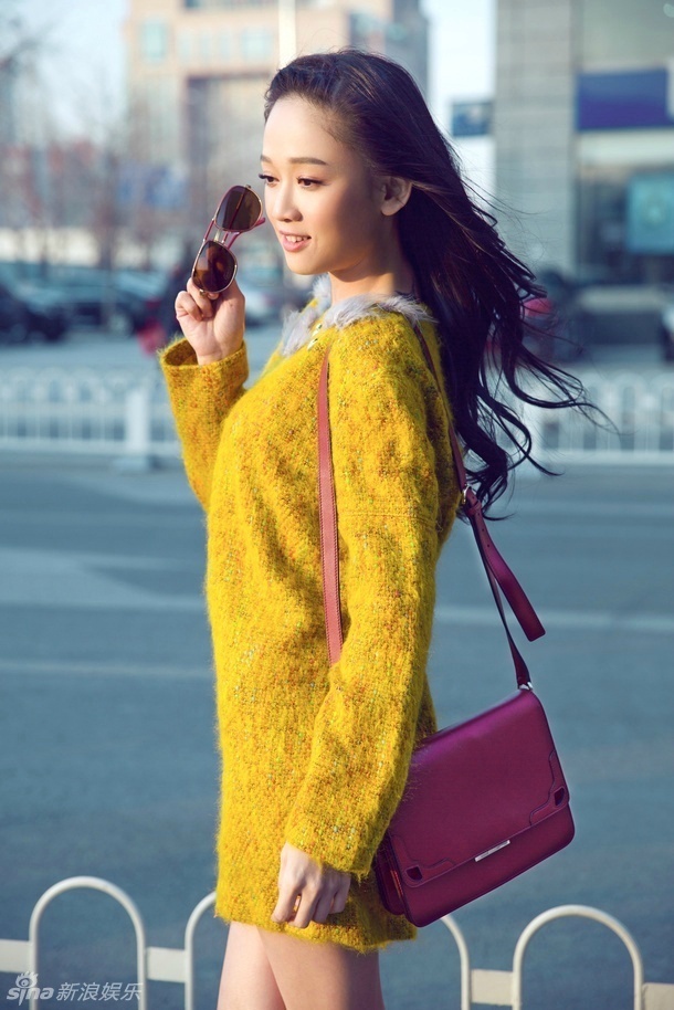 陈乔恩寒冬短裙光腿惹眼 身后大衣哥看呆