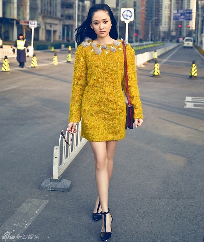 陈乔恩寒冬短裙光腿惹眼 身后大衣哥看呆