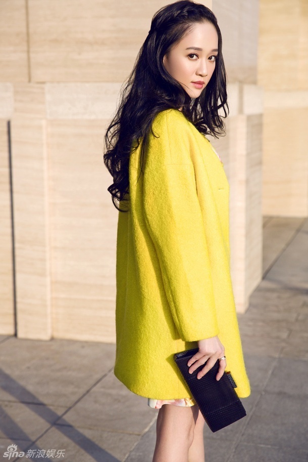 陈乔恩寒冬短裙光腿惹眼 身后大衣哥看呆