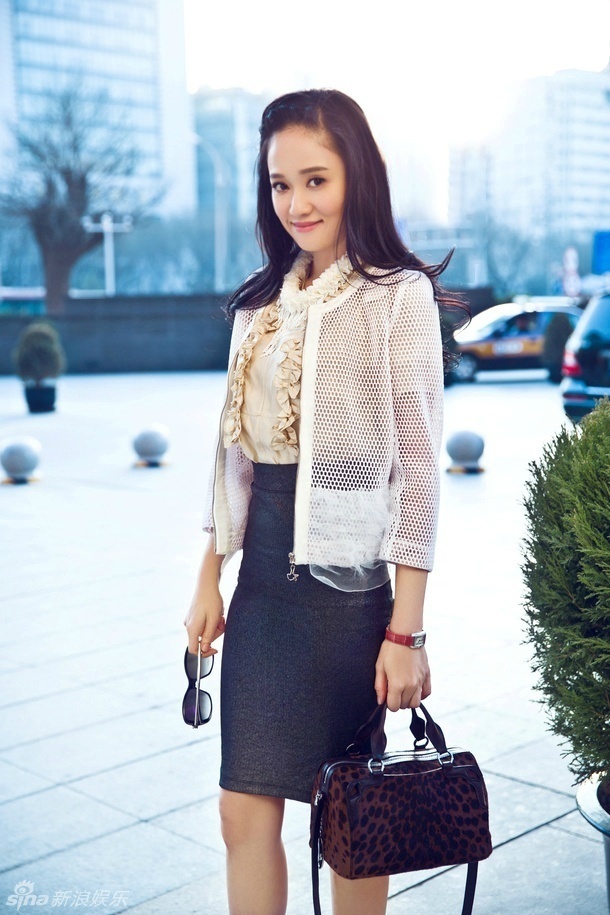 陈乔恩寒冬短裙光腿惹眼 身后大衣哥看呆