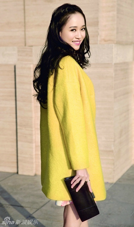 陈乔恩寒冬短裙光腿惹眼 身后大衣哥看呆