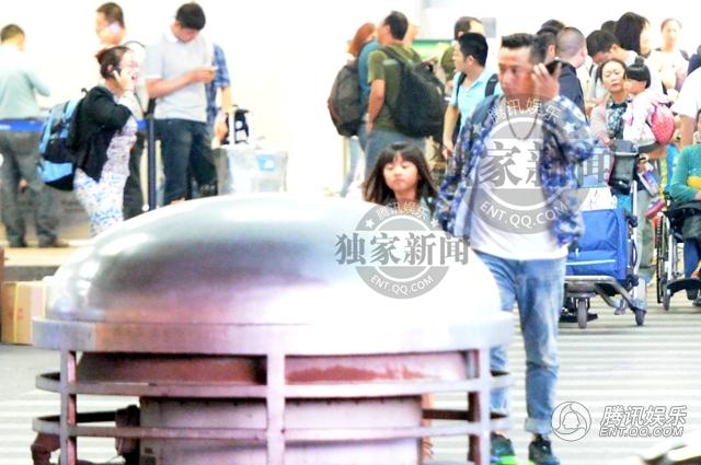 黄磊多多手牵手回京 同背双肩包亲密无间