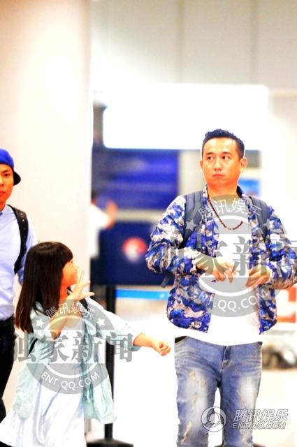 黄磊多多手牵手回京 同背双肩包亲密无间