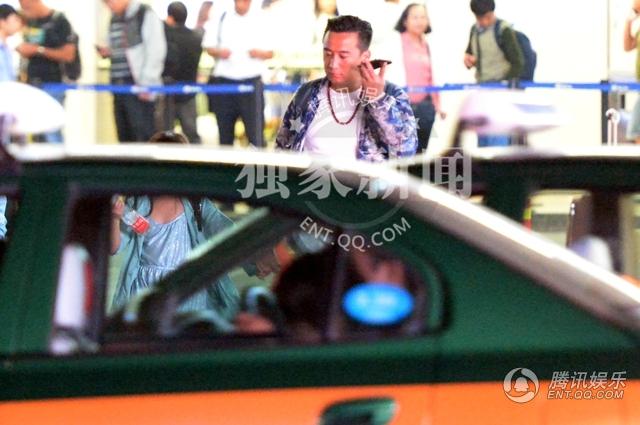 黄磊多多手牵手回京 同背双肩包亲密无间