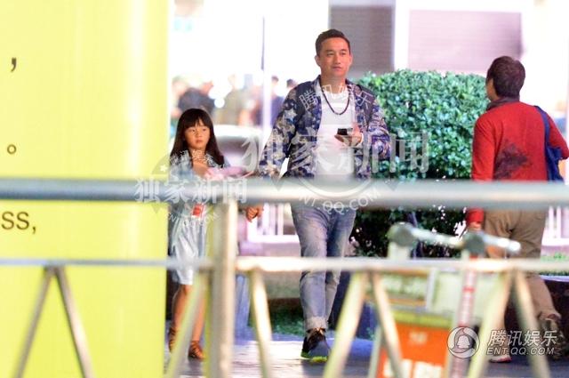 黄磊多多手牵手回京 同背双肩包亲密无间