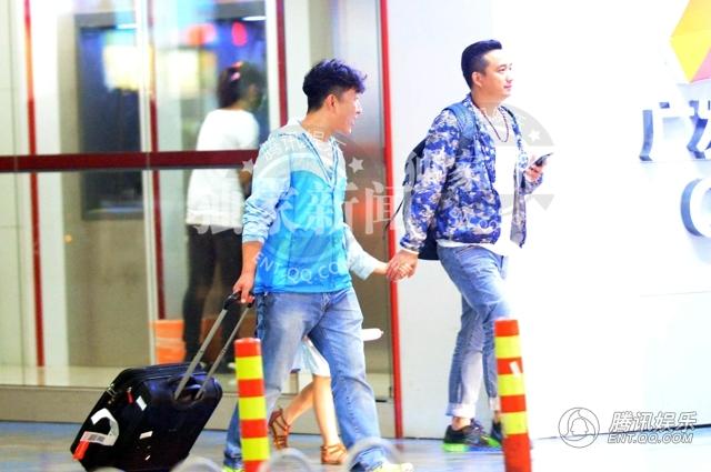 黄磊多多手牵手回京 同背双肩包亲密无间