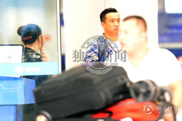 黄磊多多手牵手回京 同背双肩包亲密无间