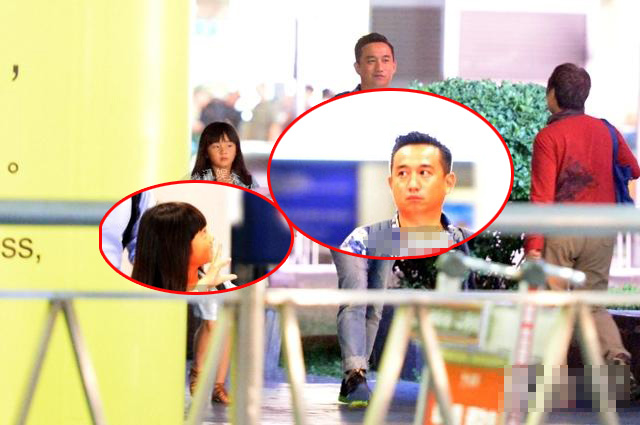 黄磊多多手牵手回京 同背双肩包亲密无间