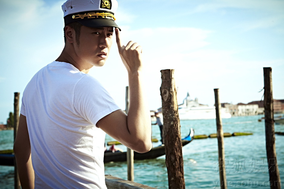 任重曝光最新海边写真 简单演绎型男风采