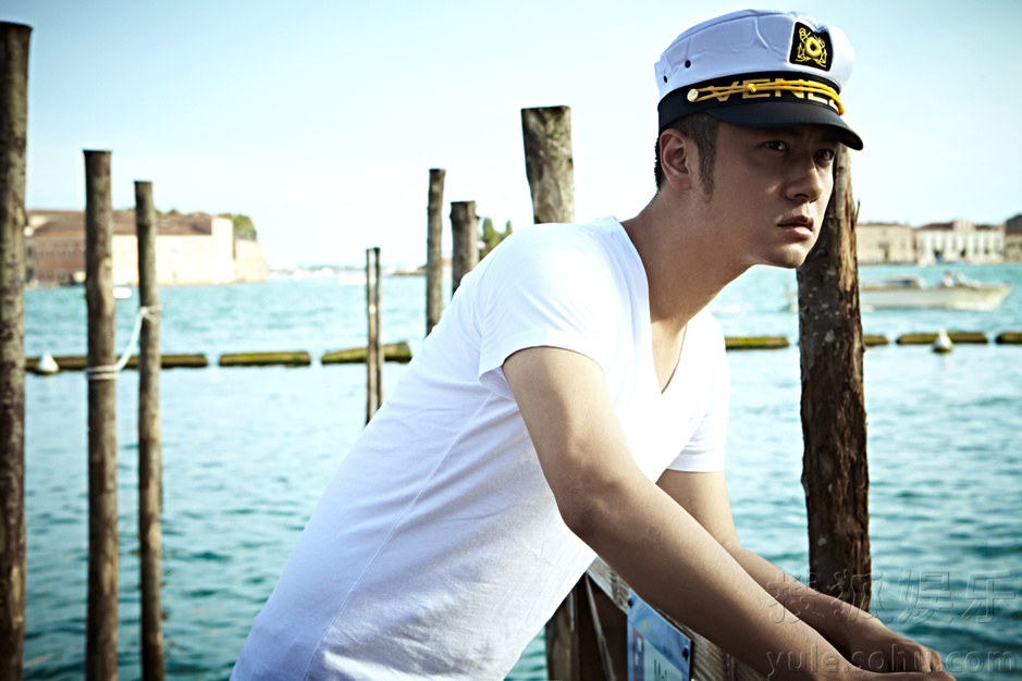 任重曝光最新海边写真 简单演绎型男风采