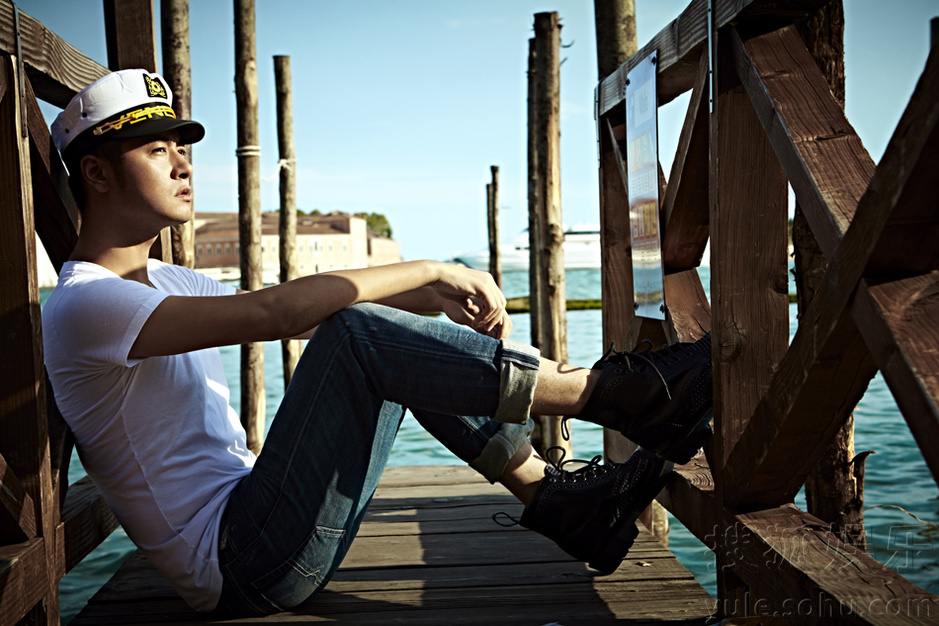 任重曝光最新海边写真 简单演绎型男风采