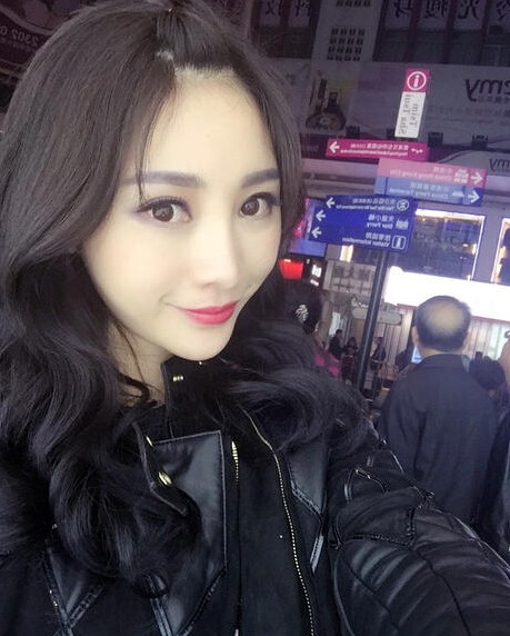 柳岩穿短裤晒照被指腿粗