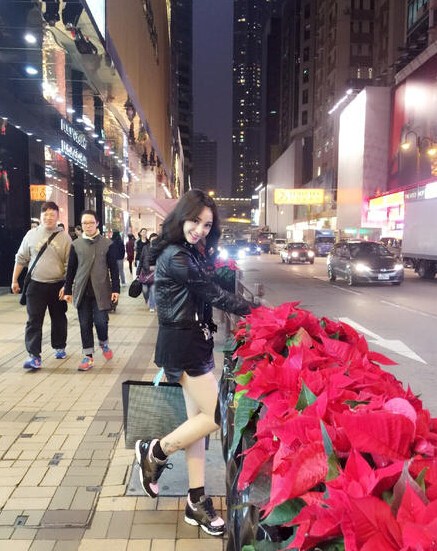 柳岩穿短裤晒照被指腿粗