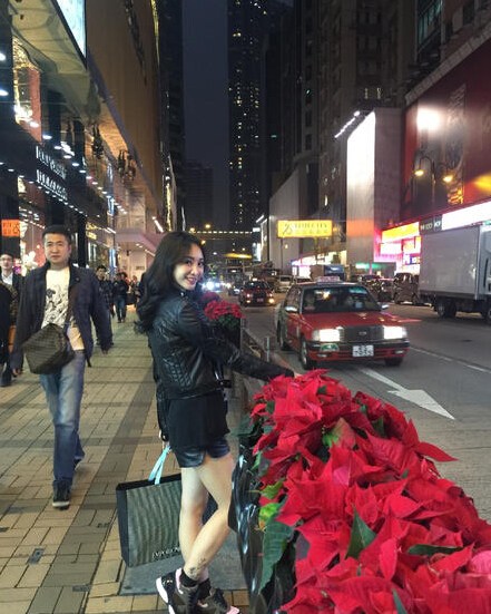 柳岩穿短裤晒照被指腿粗