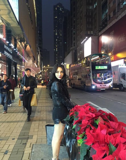 柳岩穿短裤晒照被指腿粗