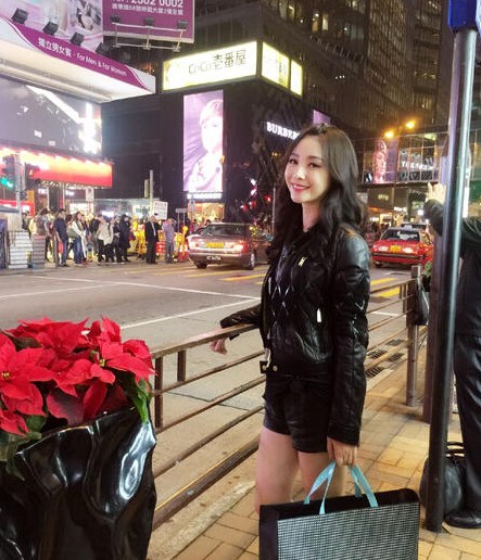 柳岩穿短裤晒照被指腿粗