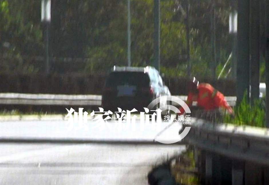 高晓松白衣飘飘回京 独自一人快步上车