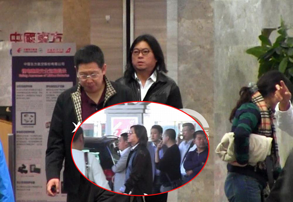 高晓松白衣飘飘回京 独自一人快步上车 高晓松白衣飘飘回京 独自一人快步上车