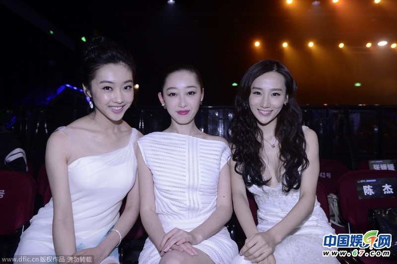 两“皇”相遇：范冰冰吴奇隆同获奖台下热聊 开怀大笑手舞足蹈