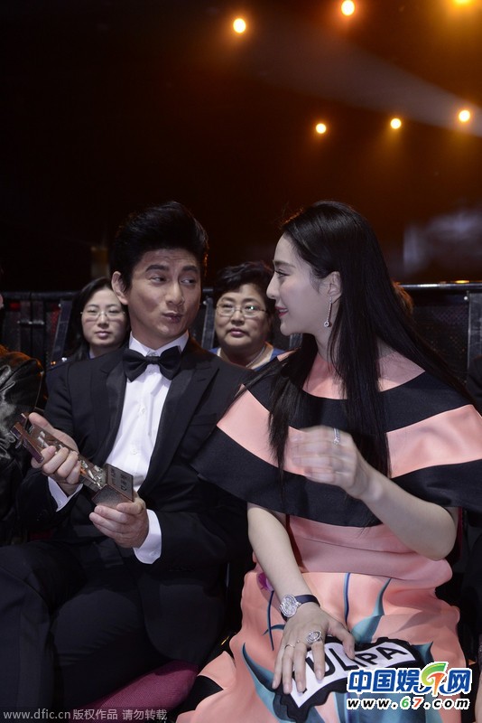 两“皇”相遇：范冰冰吴奇隆同获奖台下热聊 开怀大笑手舞足蹈