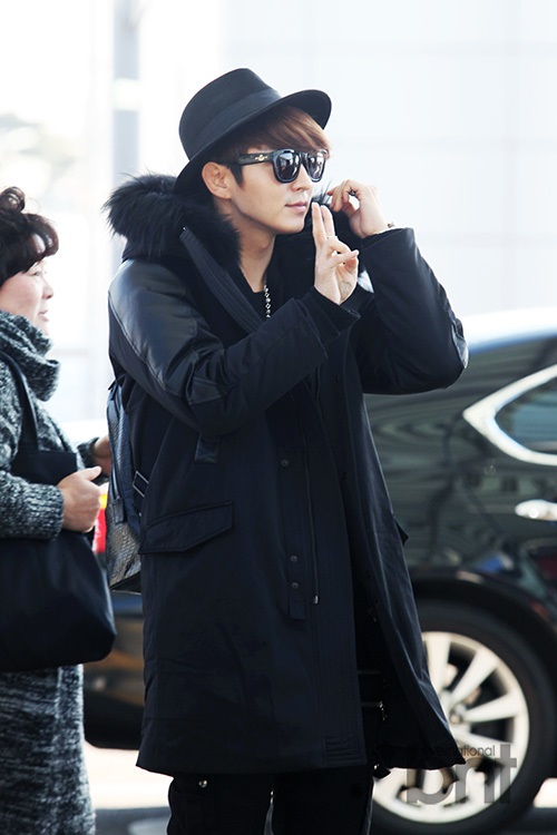    李准基全黑现身机场 笑容亲切频招手