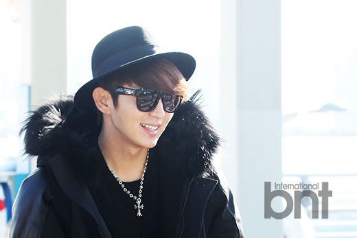    李准基全黑现身机场 笑容亲切频招手