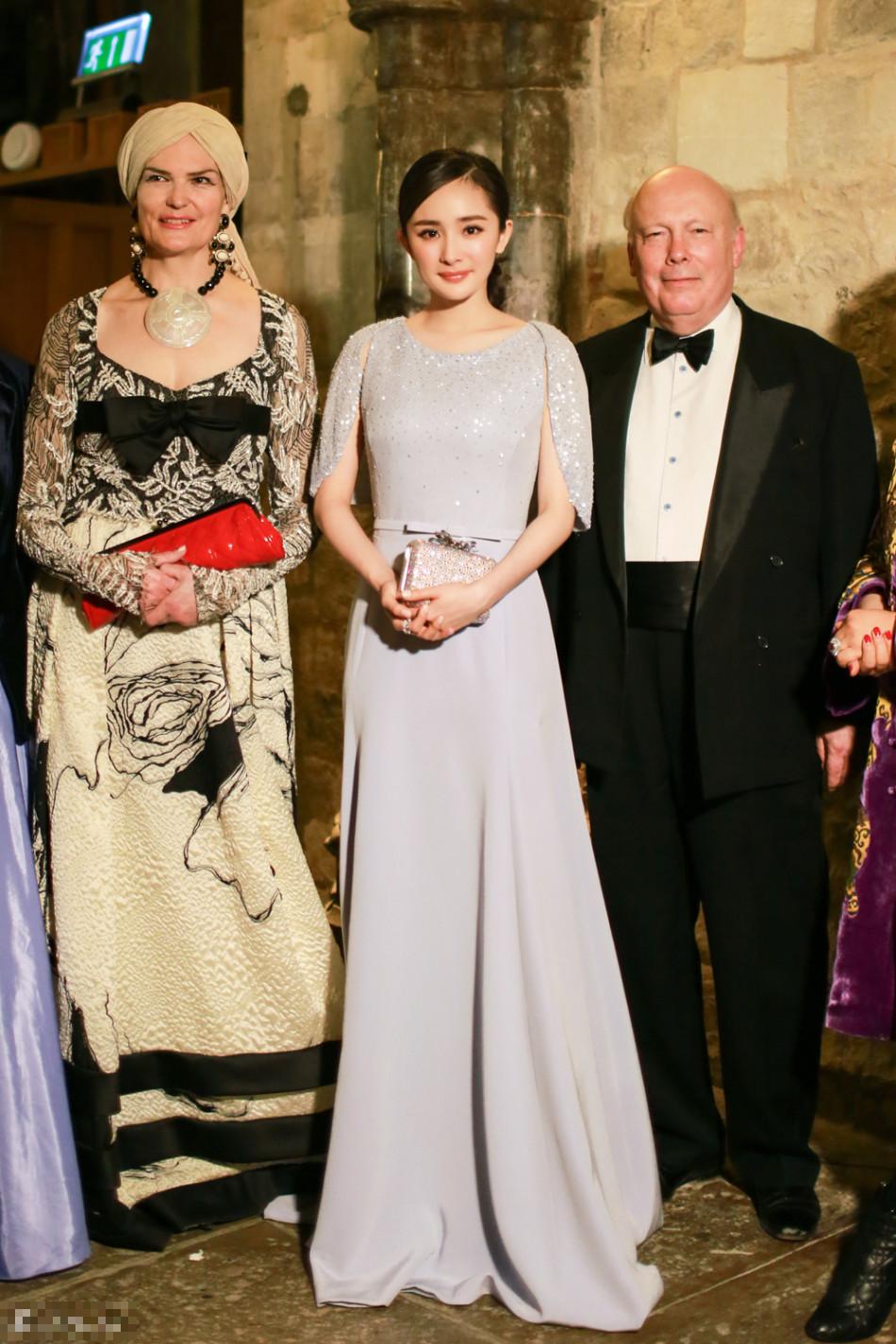 杨幂产后出席英中影视峰会 多套裙装知性优雅