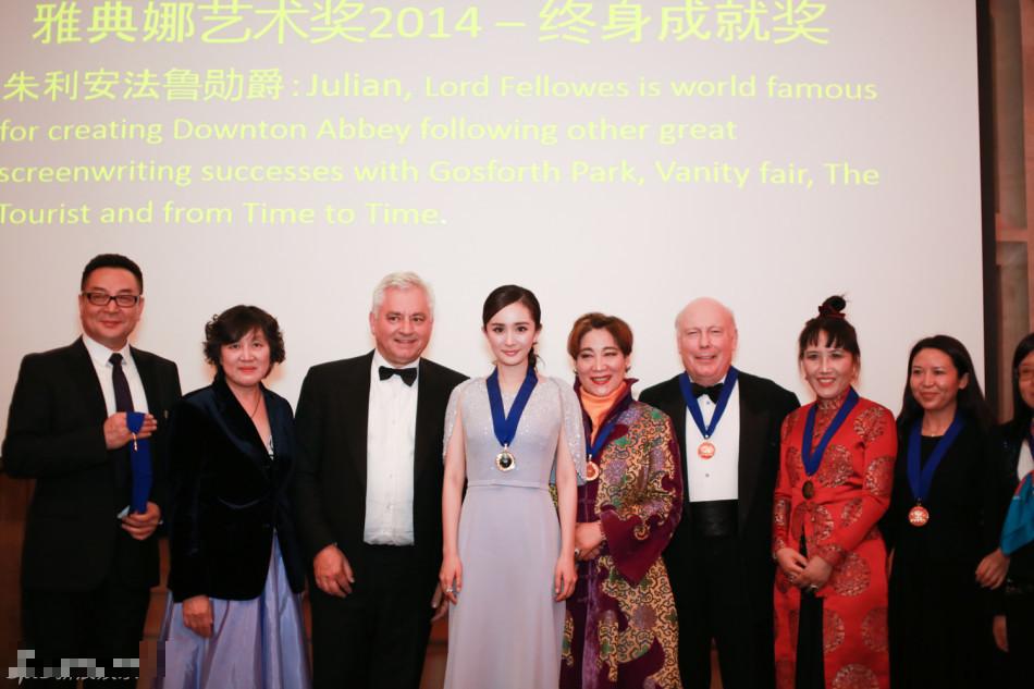 杨幂产后出席英中影视峰会 多套裙装知性优雅