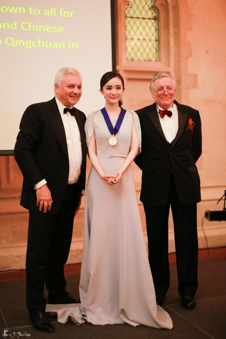 杨幂产后出席英中影视峰会 多套裙装知性优雅