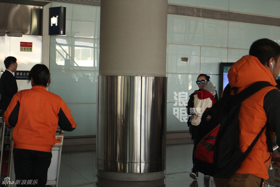 何洁机场亲吻爱子 低调回京筹备个唱