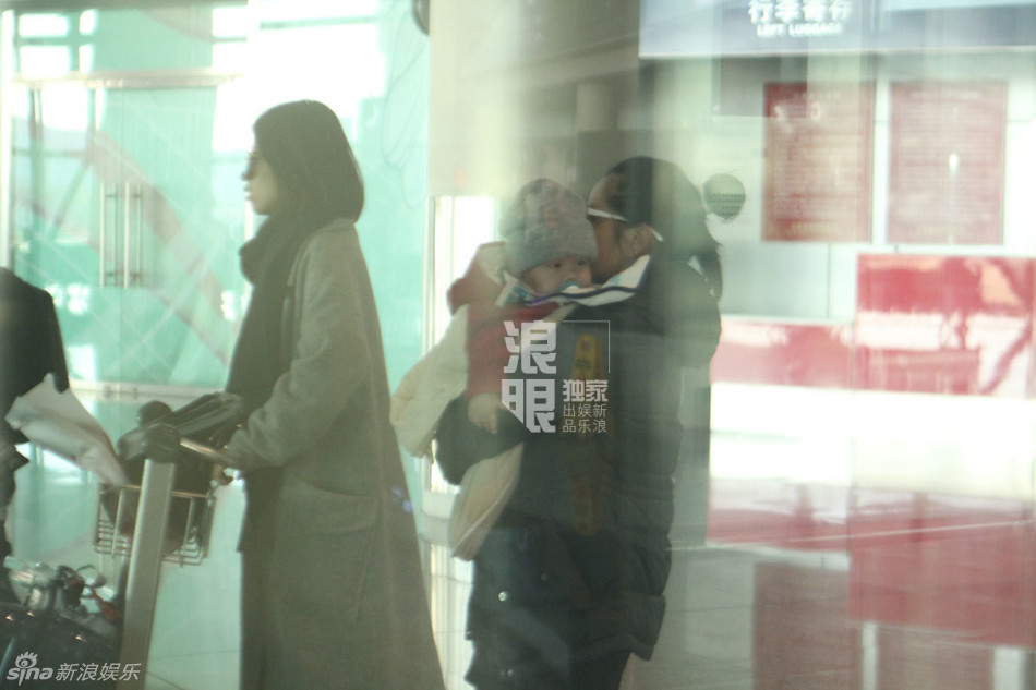 何洁机场亲吻爱子 低调回京筹备个唱