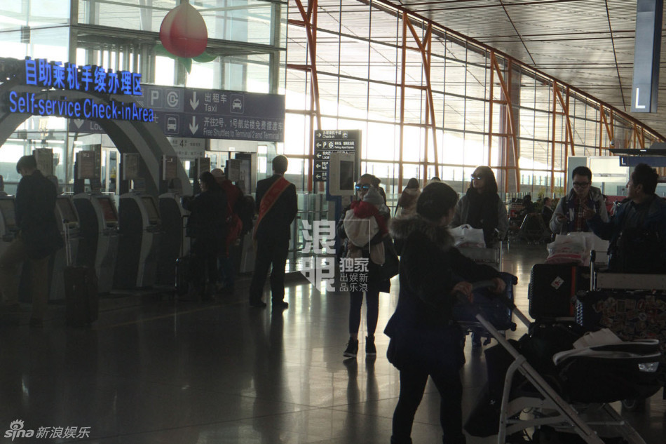 何洁机场亲吻爱子 低调回京筹备个唱