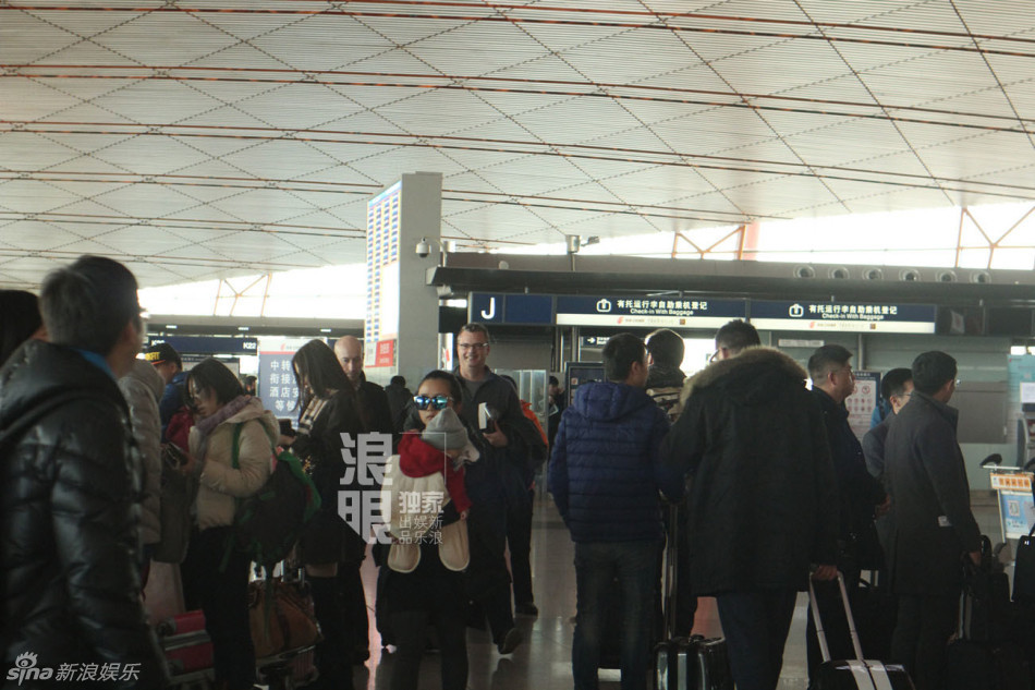 何洁机场亲吻爱子 低调回京筹备个唱