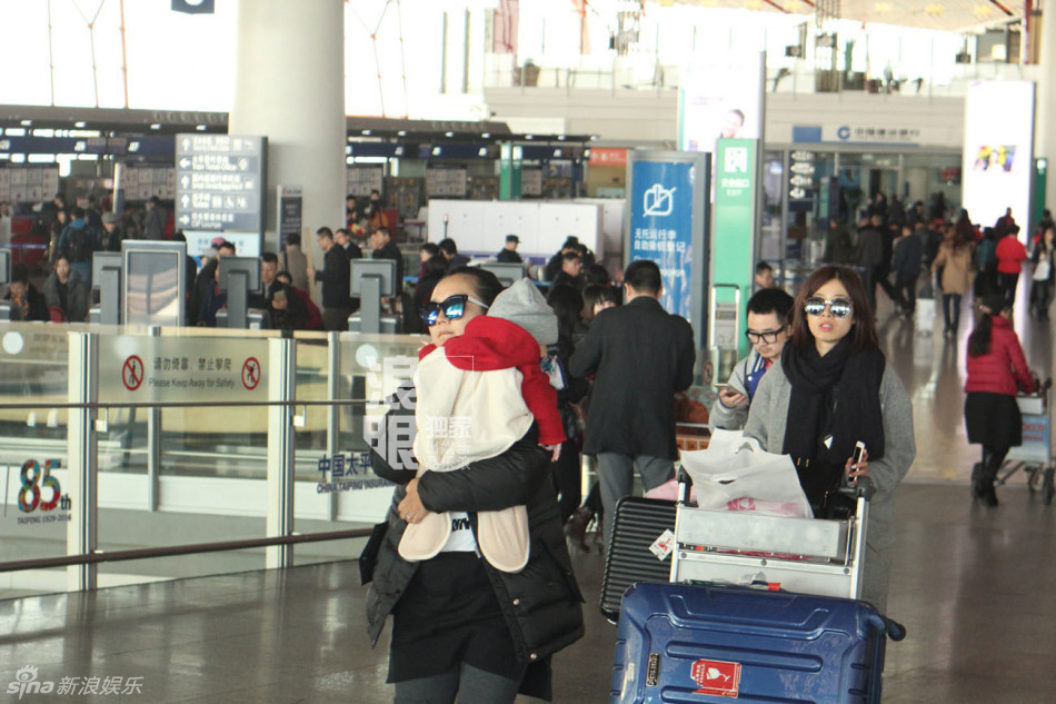 何洁机场亲吻爱子 低调回京筹备个唱