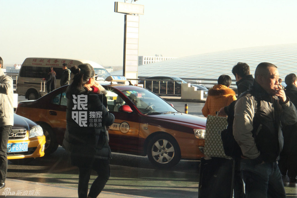 何洁机场亲吻爱子 低调回京筹备个唱