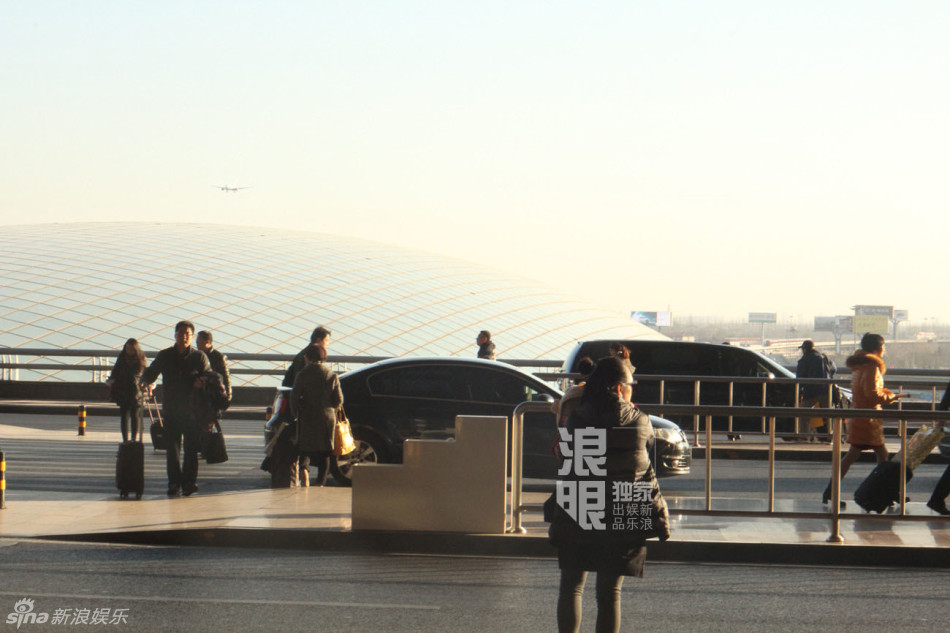 何洁机场亲吻爱子 低调回京筹备个唱