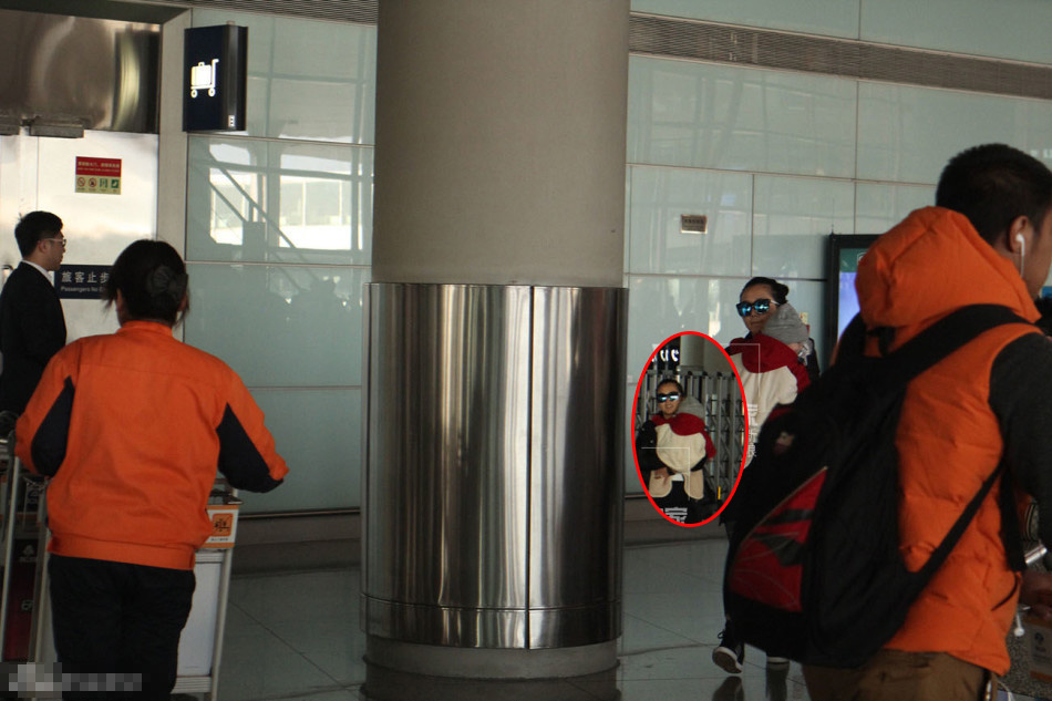 何洁机场亲吻爱子 低调回京筹备个唱