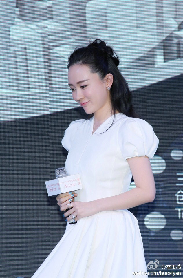 霍思燕产后复出皮肤白皙身材苗条 白色连衣裙抢镜 
