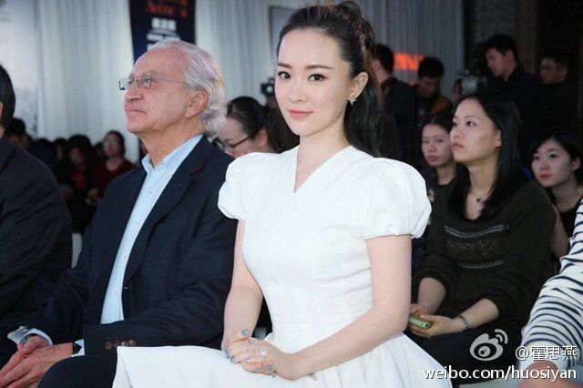 霍思燕产后复出皮肤白皙身材苗条 白色连衣裙抢镜 