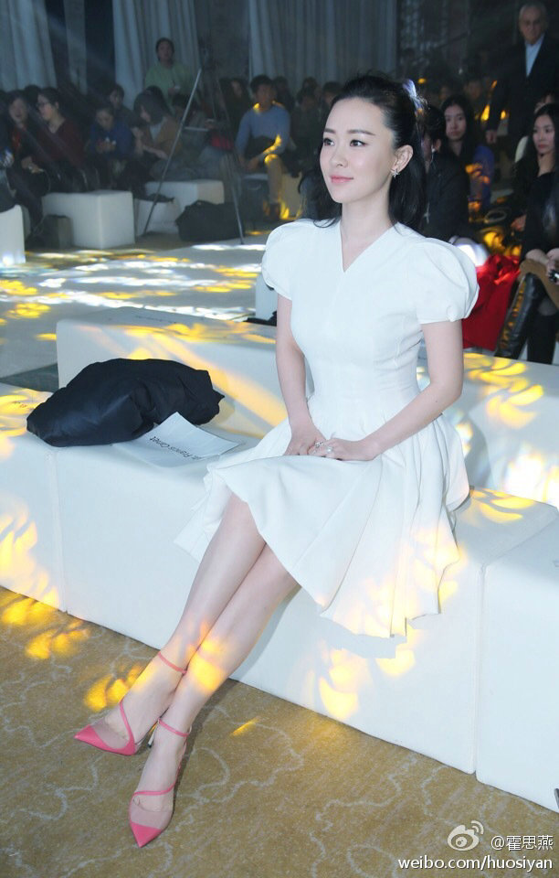 霍思燕产后复出皮肤白皙身材苗条 白色连衣裙抢镜 