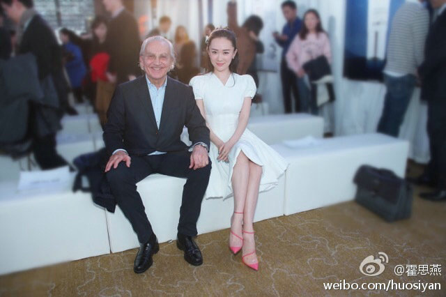 霍思燕产后复出皮肤白皙身材苗条 白色连衣裙抢镜 