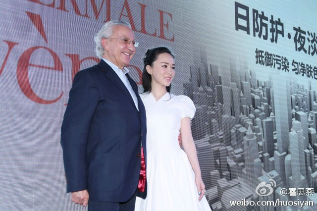 霍思燕产后复出皮肤白皙身材苗条 白色连衣裙抢镜 