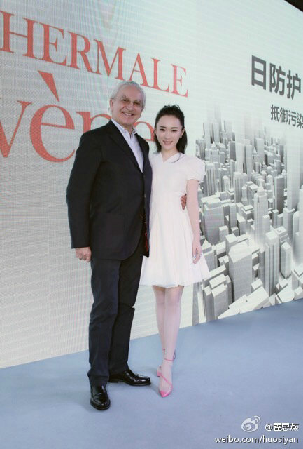 霍思燕产后复出皮肤白皙身材苗条 白色连衣裙抢镜 