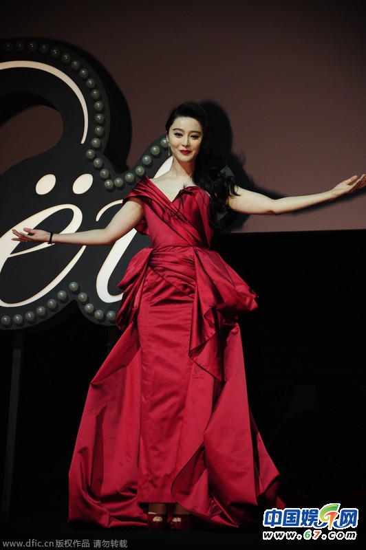 范冰冰霸气红裙惊艳现身 妩媚卷发女人味十足