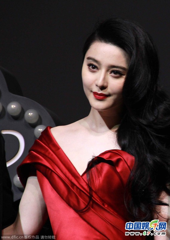 范冰冰霸气红裙惊艳现身 妩媚卷发女人味十足